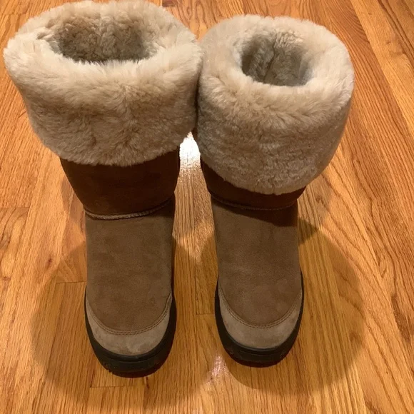 Uggs Women Chestnut Size 9….can be worn up or folder over - Picture 5 of 6